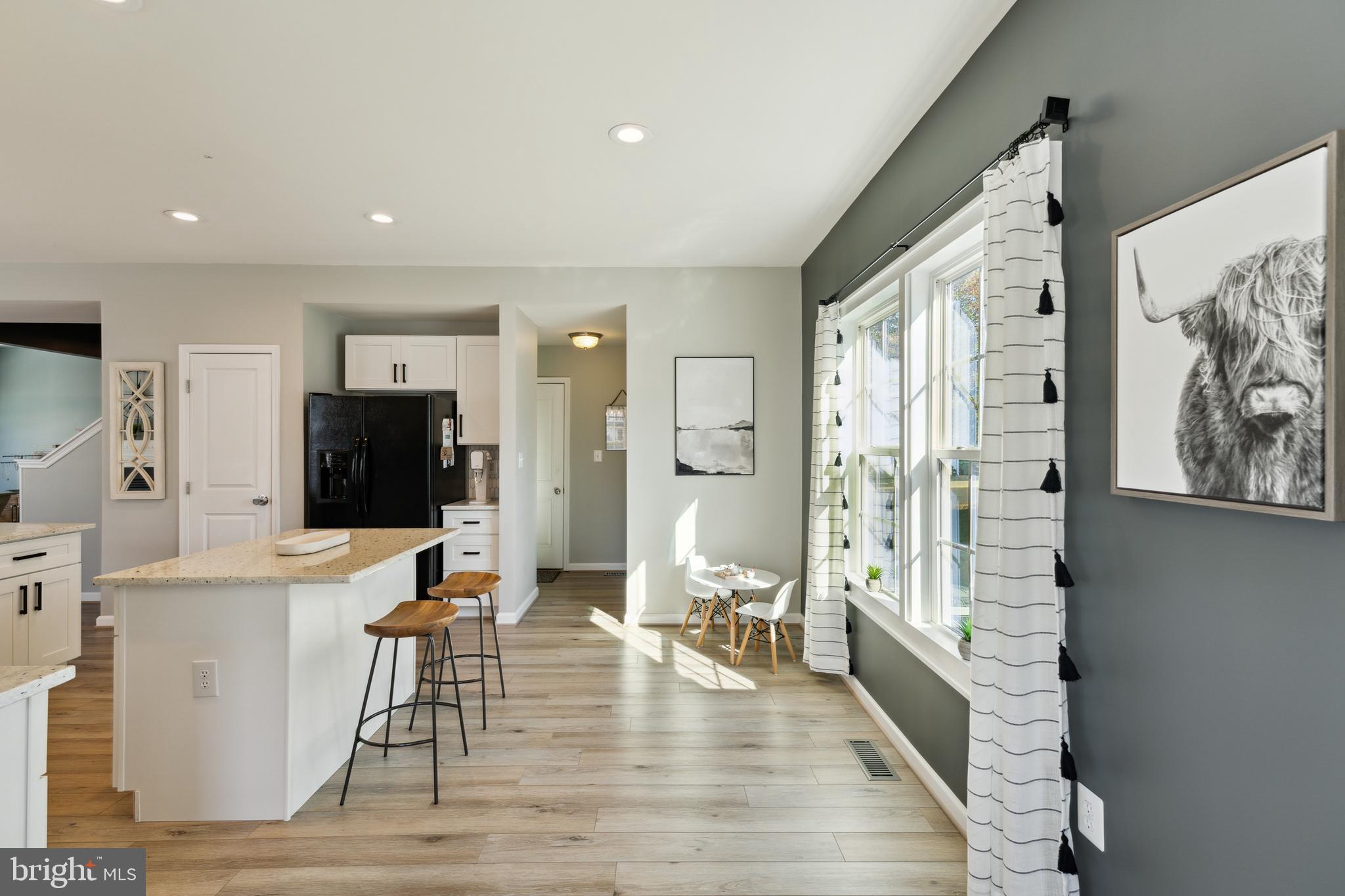 THREE FLAGS - Residential