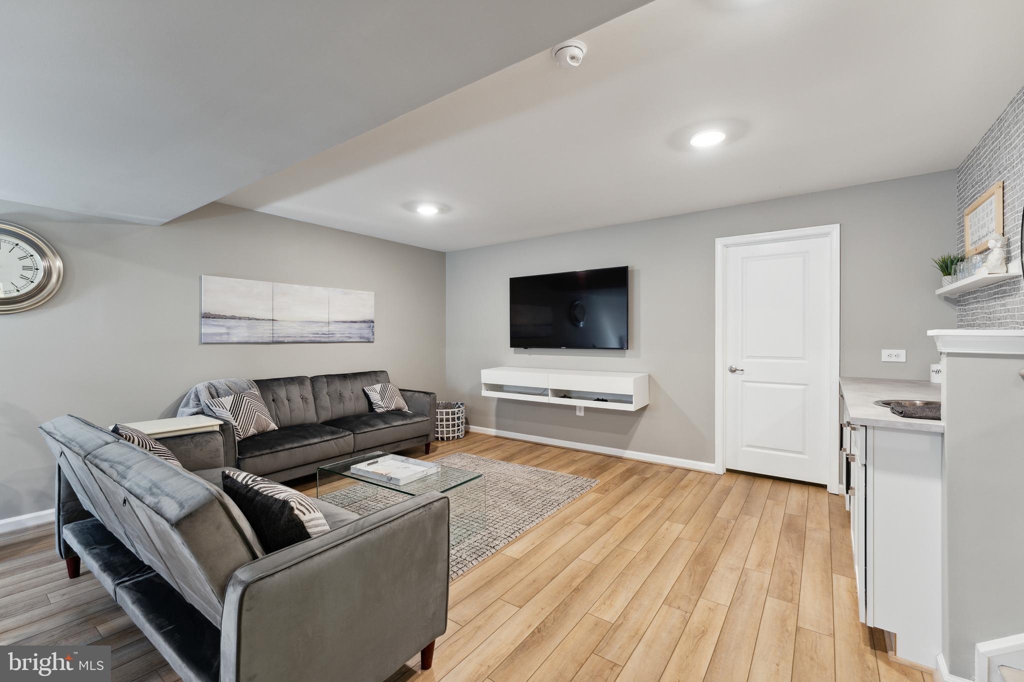 THREE FLAGS - Residential