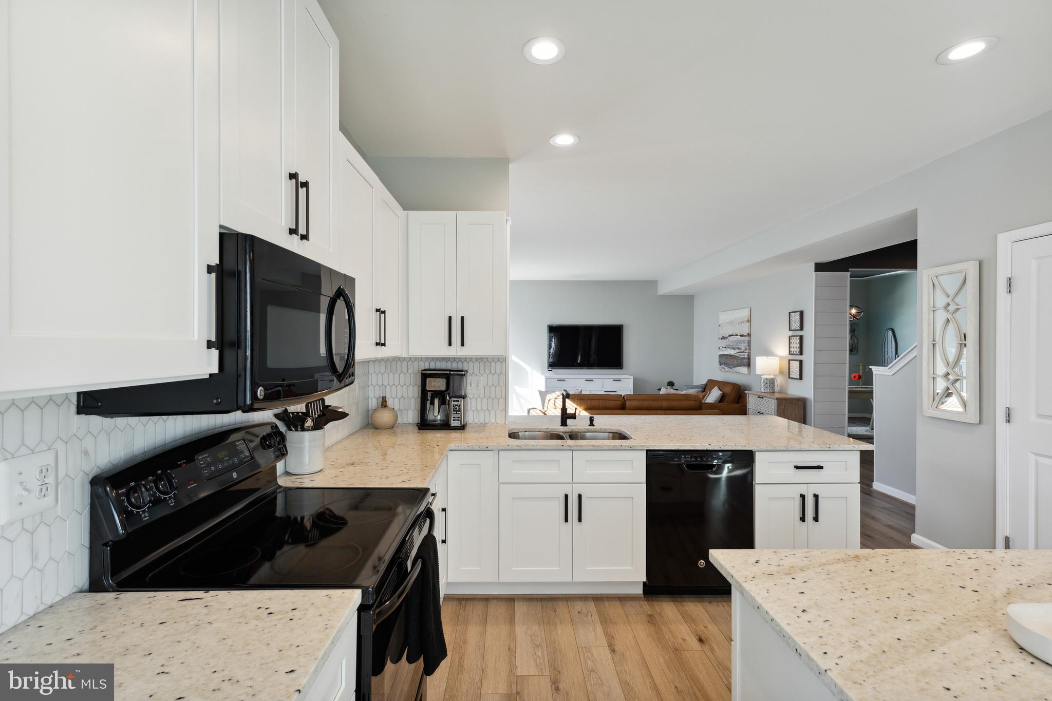 THREE FLAGS - Residential