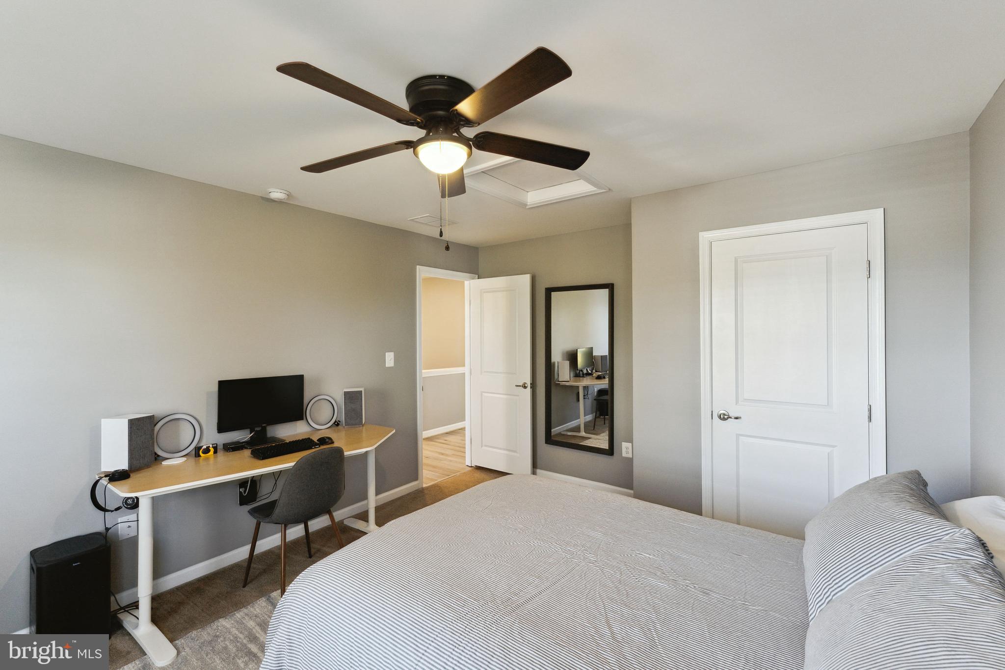 THREE FLAGS - Residential