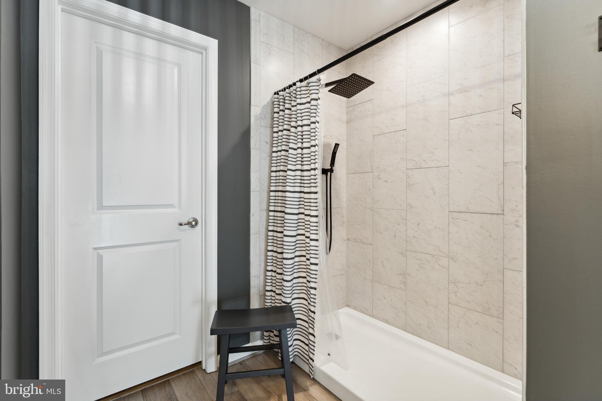 THREE FLAGS - Residential