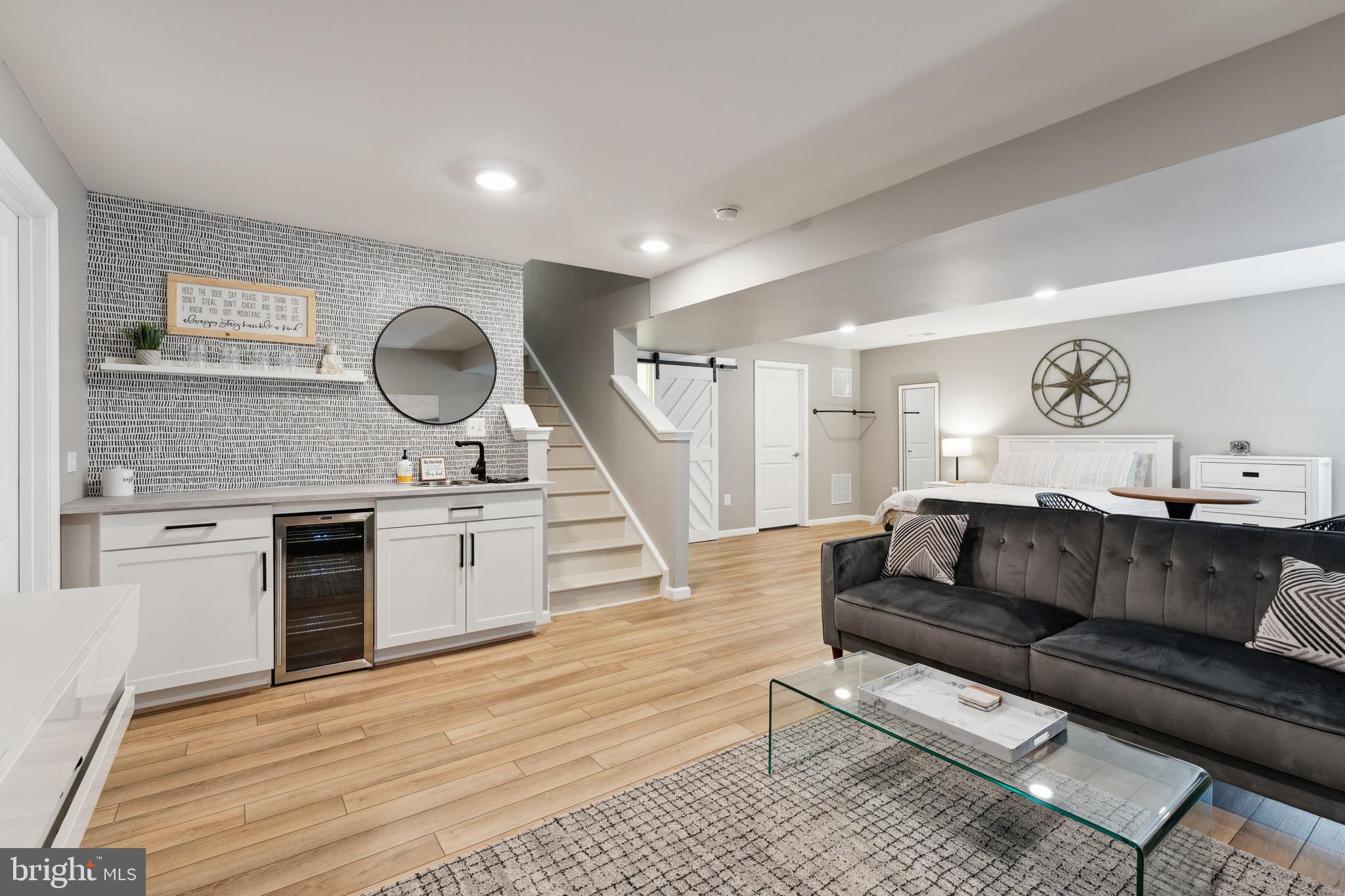 THREE FLAGS - Residential