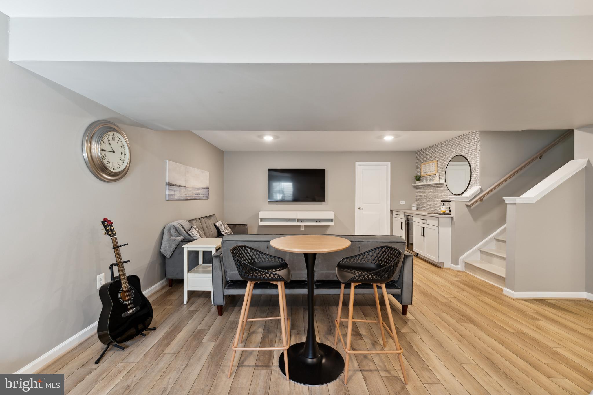 THREE FLAGS - Residential