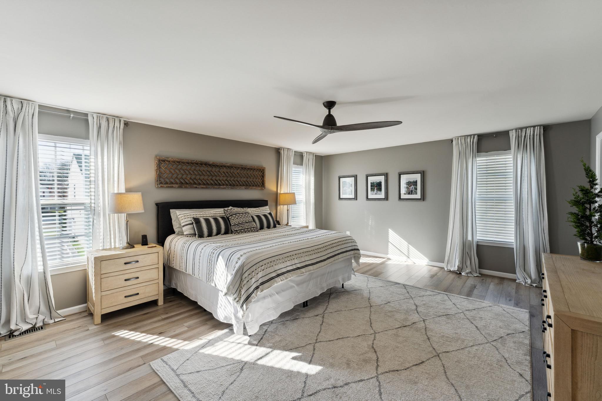 THREE FLAGS - Residential