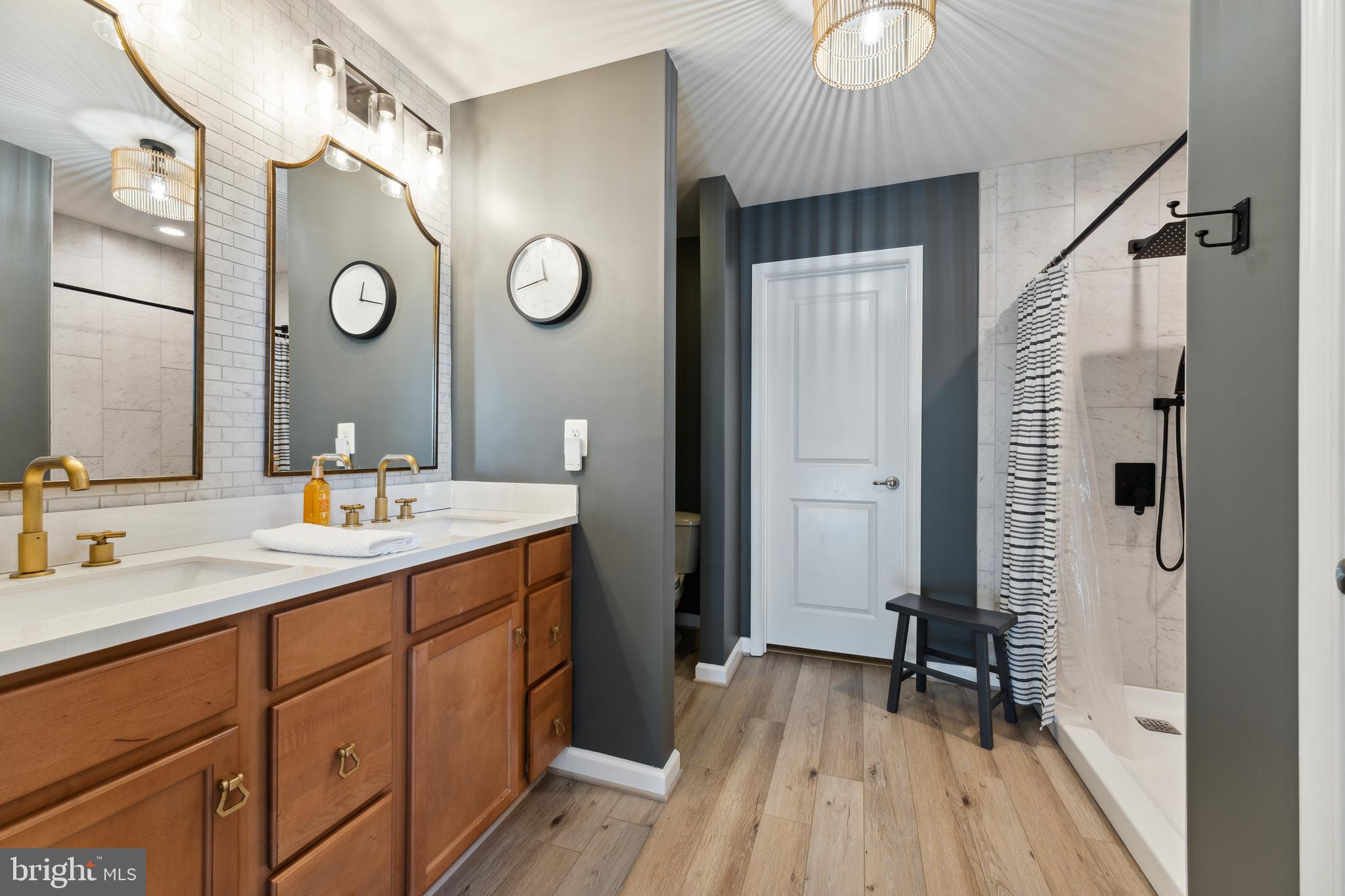 THREE FLAGS - Residential