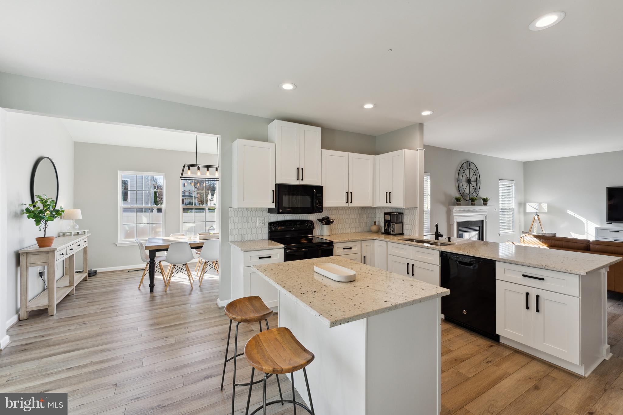 THREE FLAGS - Residential