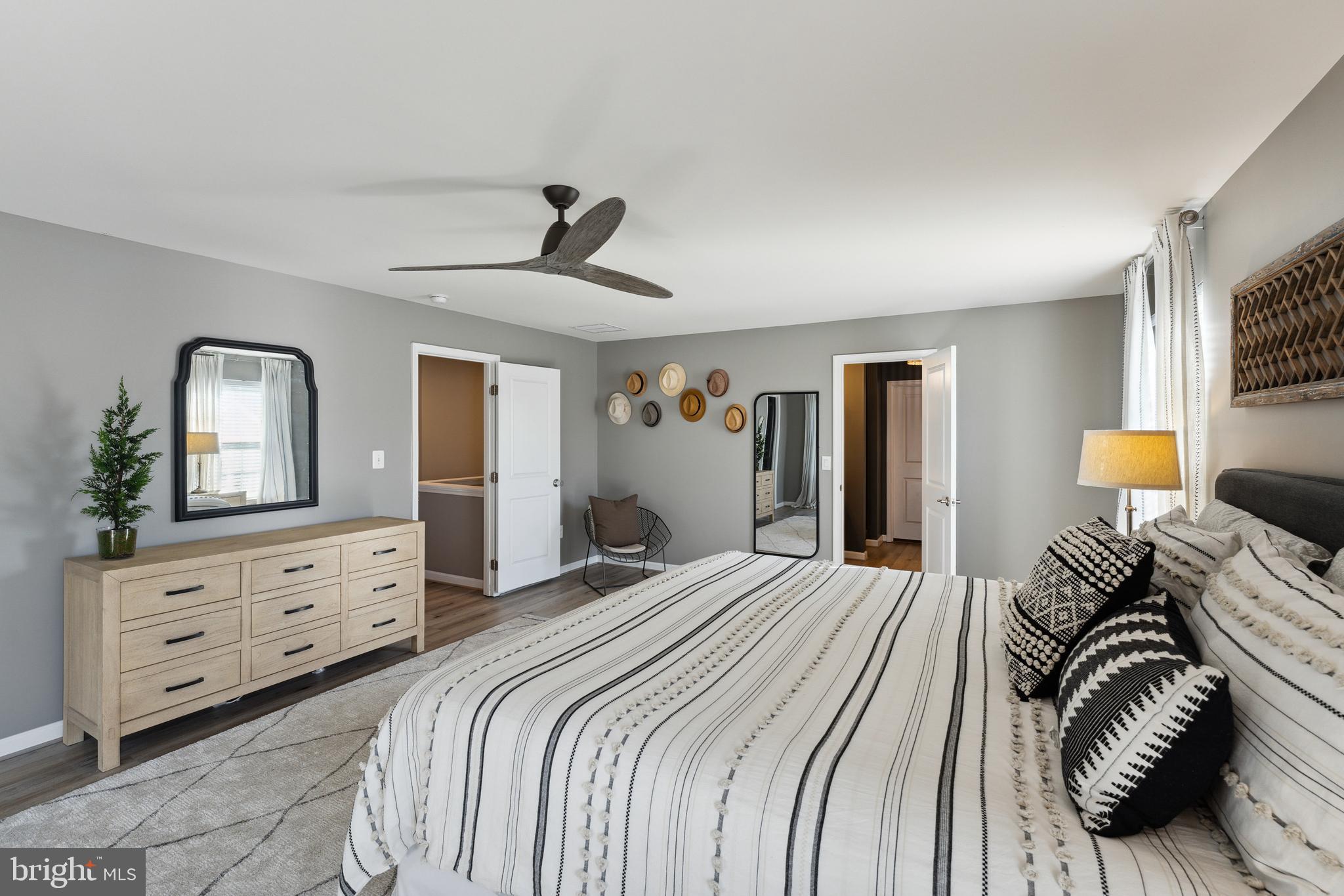 THREE FLAGS - Residential