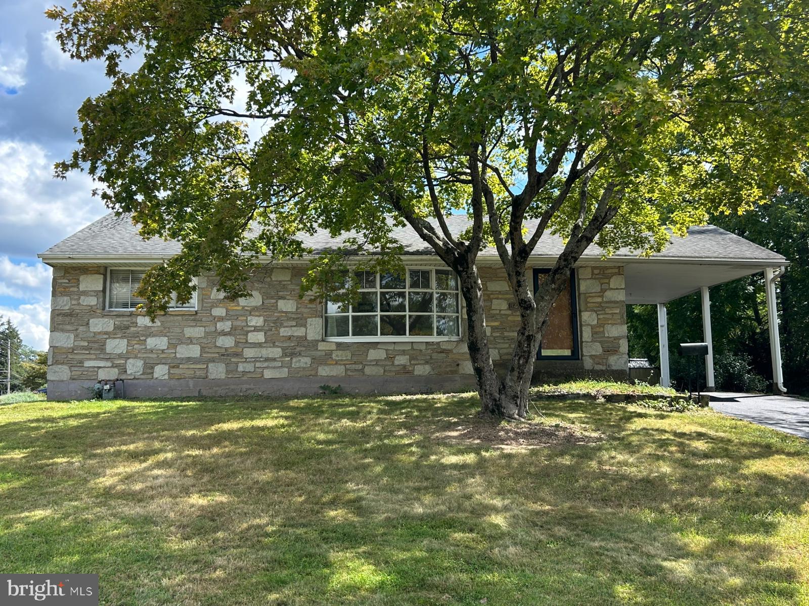Turnkey 3 bed/1.5 bath, 2,080 sqft property at 163 W County Line Rd is VACANT and MOVE-IN READY.
Featuring a new driveway, fresh paint, and all mechanicals/roof in excellent condition (no repairs needed!).
The unfinished basement includes washer/dryer and offers expansion potential. With strong rental demand
in Hatboro, this is a cash-flow ready asset for buy-and-hold investors. Schedule a tour or submit offers
ASAP