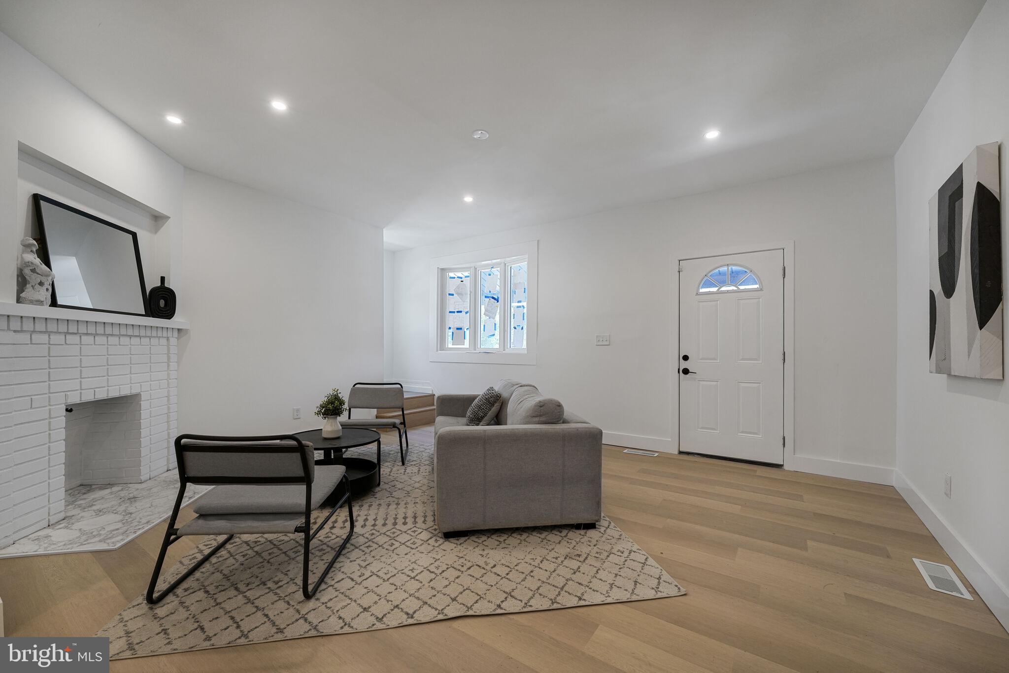 2712 S DAKOTA AVENUE NE