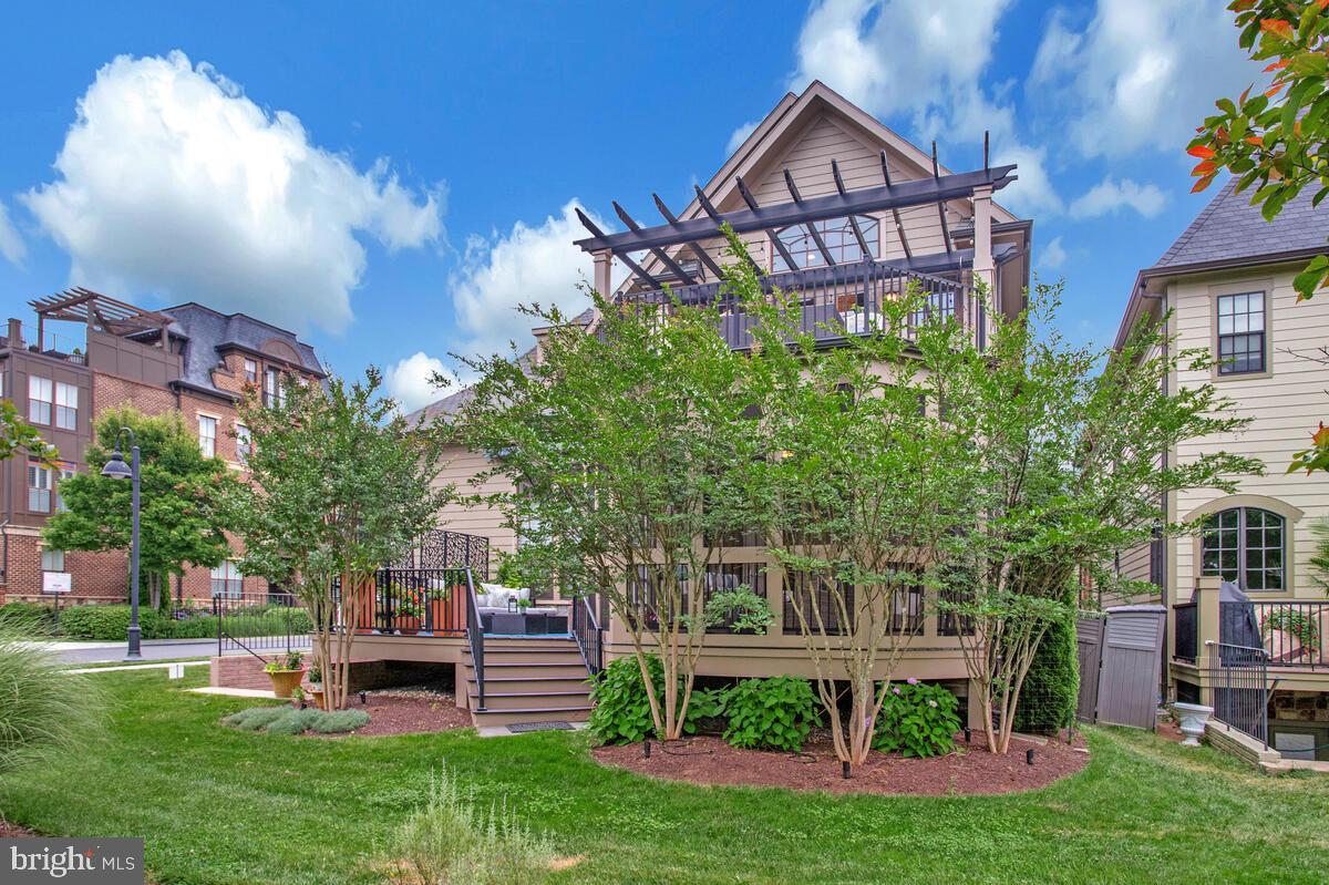 CROWN FARM - Residential