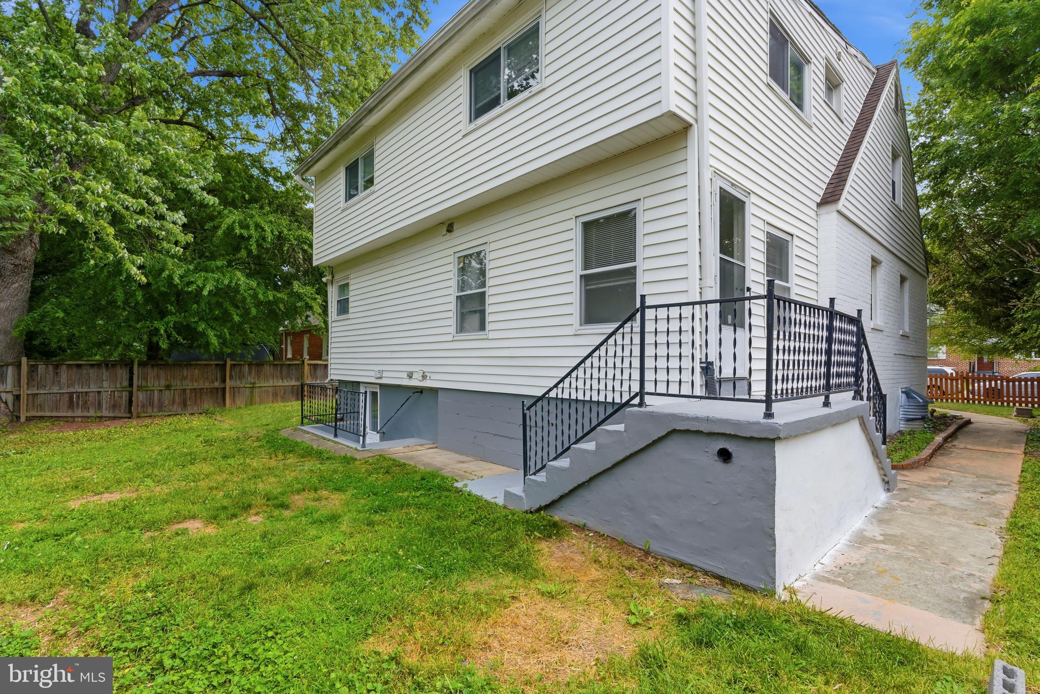 1511 CREST ROAD