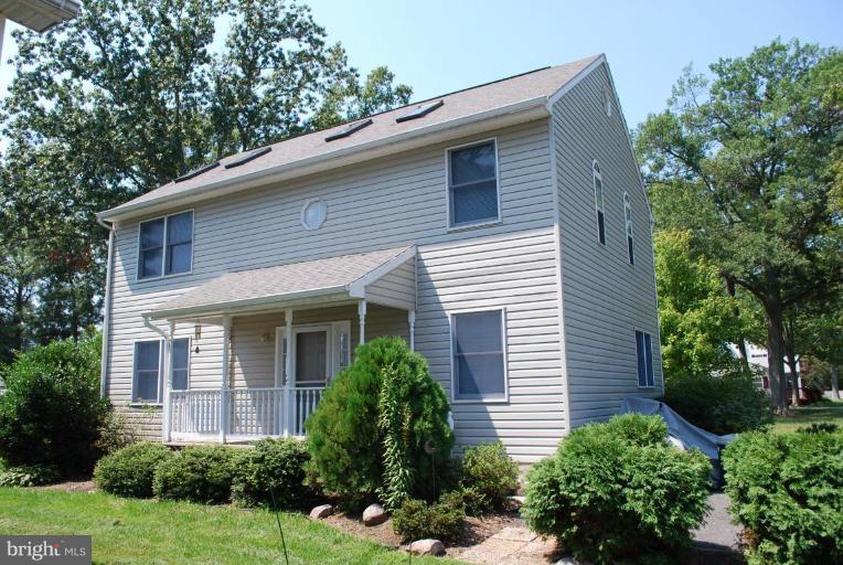 2-yr min lease. Not your ordinary rental. Lovely home less than 1 blk to sweeping Ches/Bay views/community pier & open space. 4th BR/office on upper lvl. Owner says boat slip available first-come-first-served $350/yr or $115/yr boat ramp use. Vaulted ceilings, skylights, gas cooking, screened porch & deck for grilling.