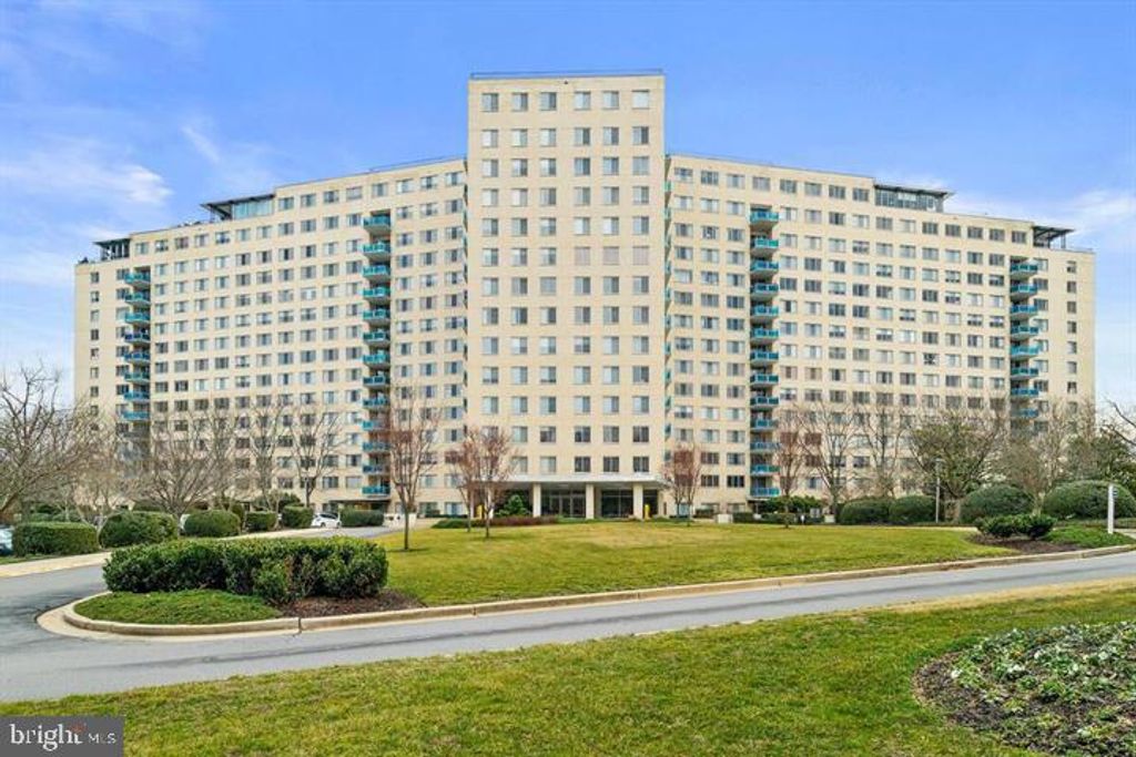 Photo of 10401 Grosvenor Place #614, ROCKVILLE, MD 20852 (MLS # MDMC2202882)