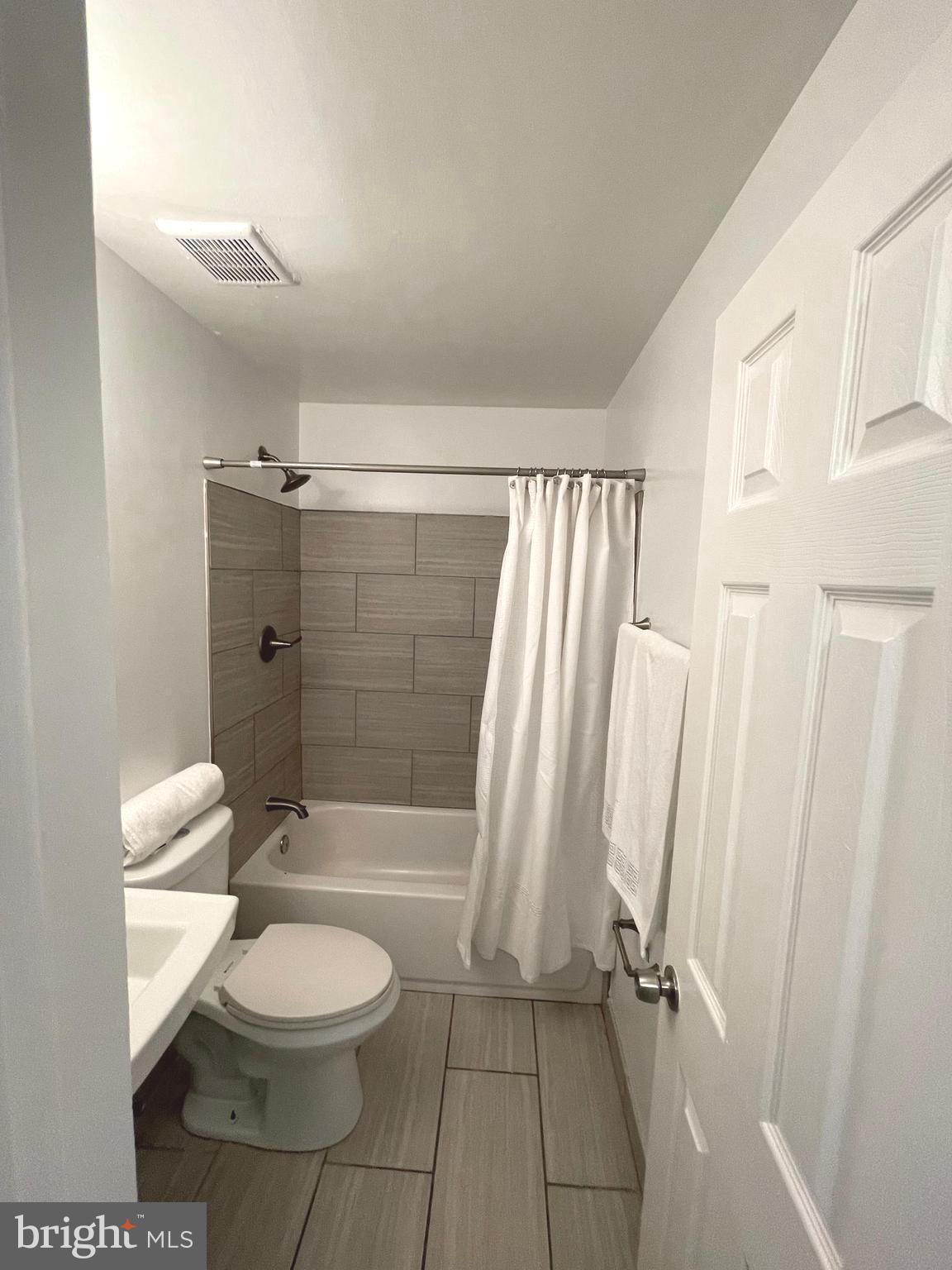 HILLCREST TOWNE - Residential Lease