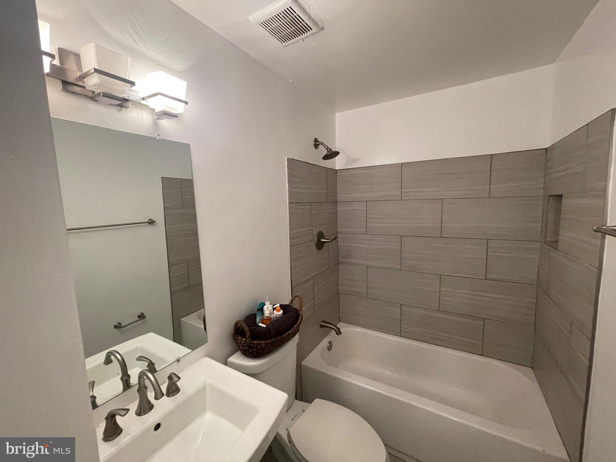 HILLCREST TOWNE - Residential Lease