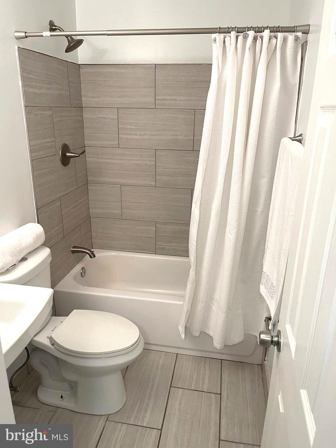 HILLCREST TOWNE - Residential Lease