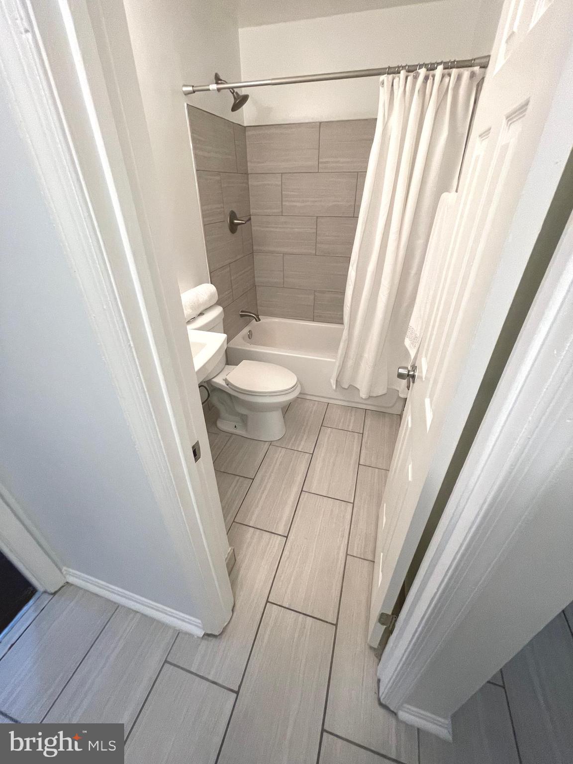 HILLCREST TOWNE - Residential Lease