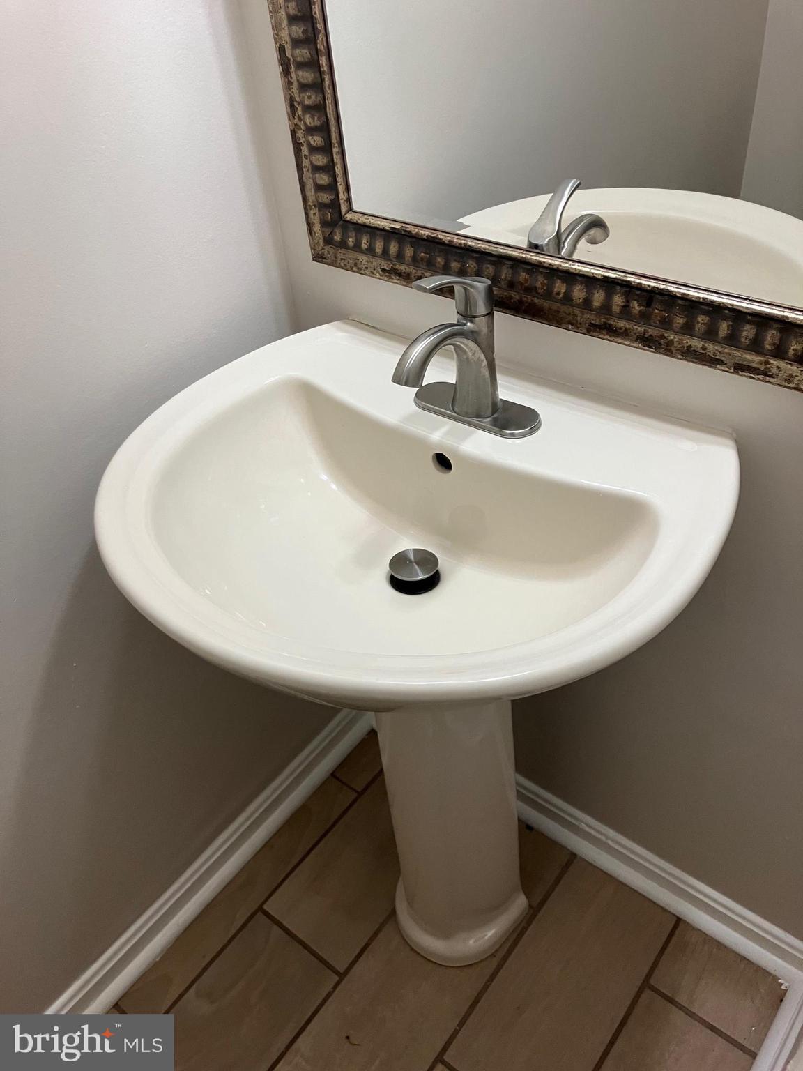 HILLCREST TOWNE - Residential Lease