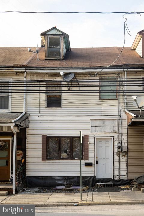 Townhouse For Sale - 704 Bear Valley Avenue<br/> SHAMOKIN, PA 17872