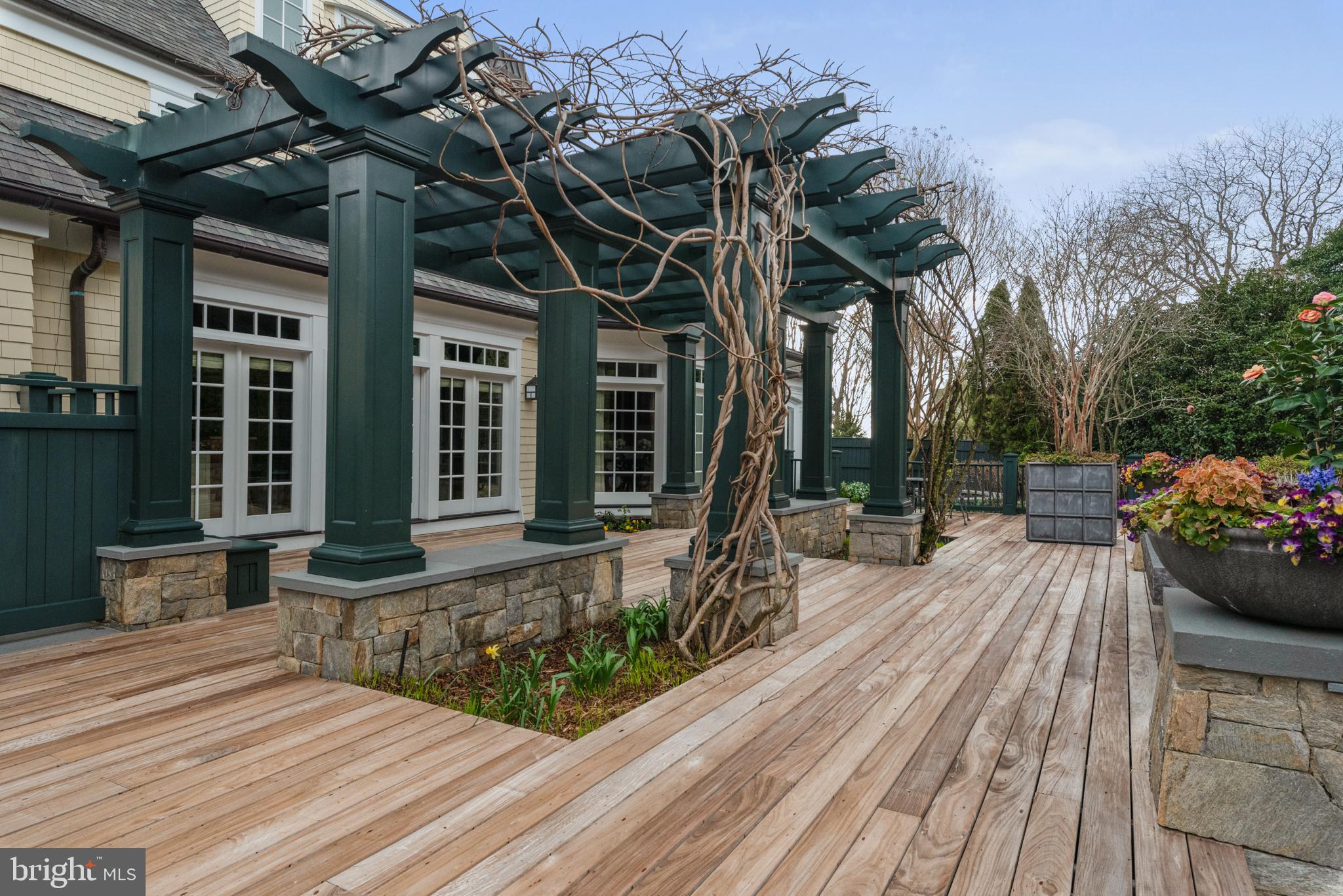 PENDENNIS MOUNT - Residential