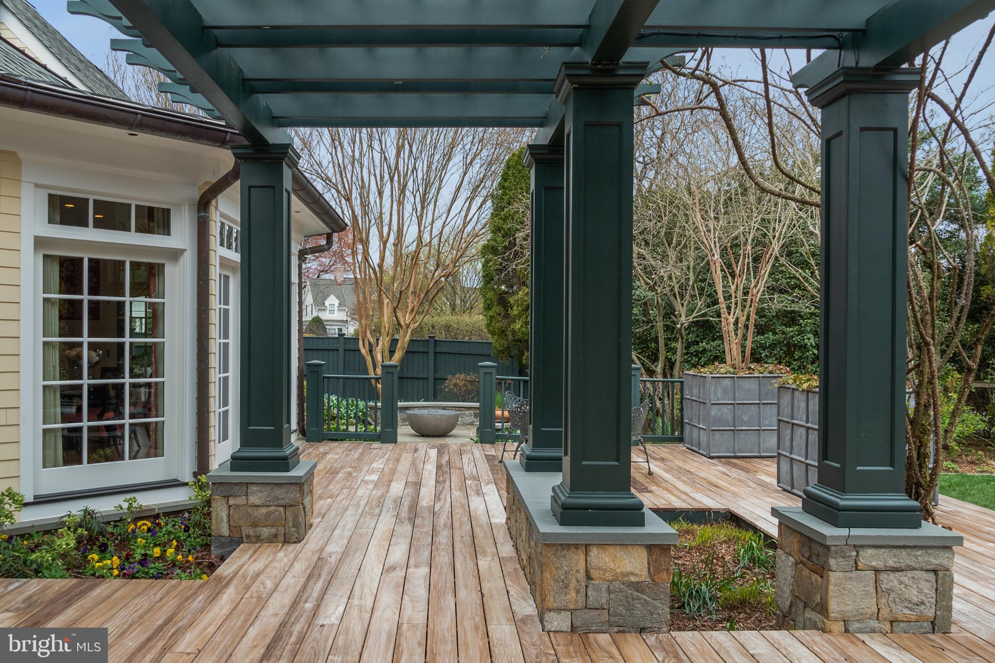 PENDENNIS MOUNT - Residential