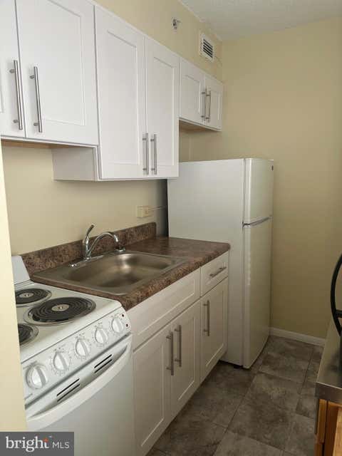 Condo For Rent - 3939 Roland Avenue<br/> BALTIMORE, MD 21211