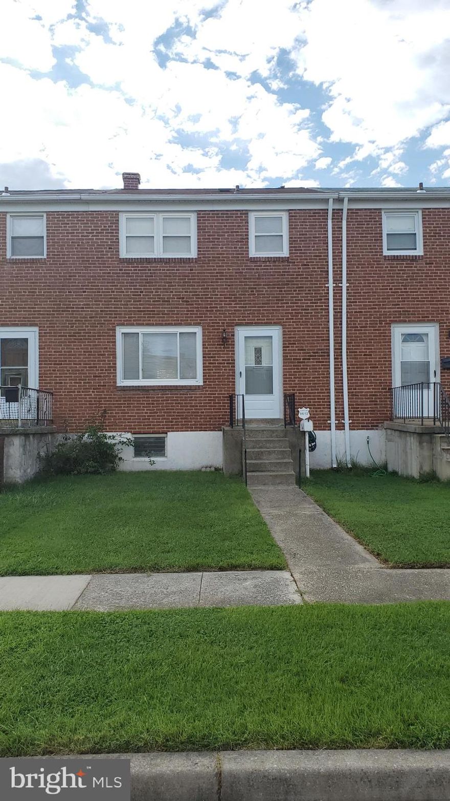 ** Seller has requested all offers due  Monday Sept 13 th by Noon. Come take a look at this affordable ingroup townhouse in Maple Crest. Home is located on a dead end street so it does not have a lot of traffic and parking is a breeze on the street and with your own parking pad in the rear. Fenced back  yard is perfect for kids and pets.  Estate sale being sold "as is".  Vacant and easy to show