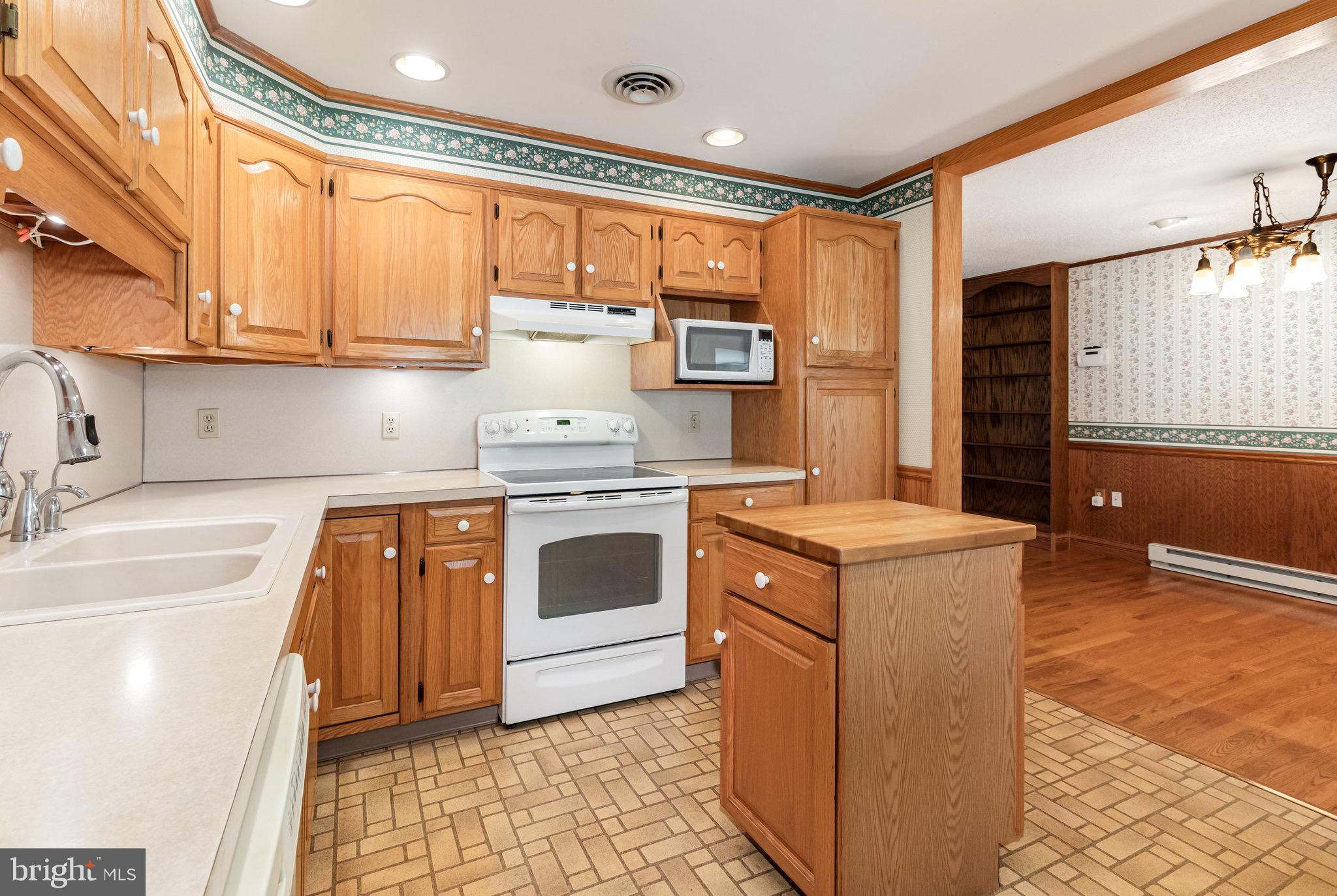 DEVON MANOR - Residential