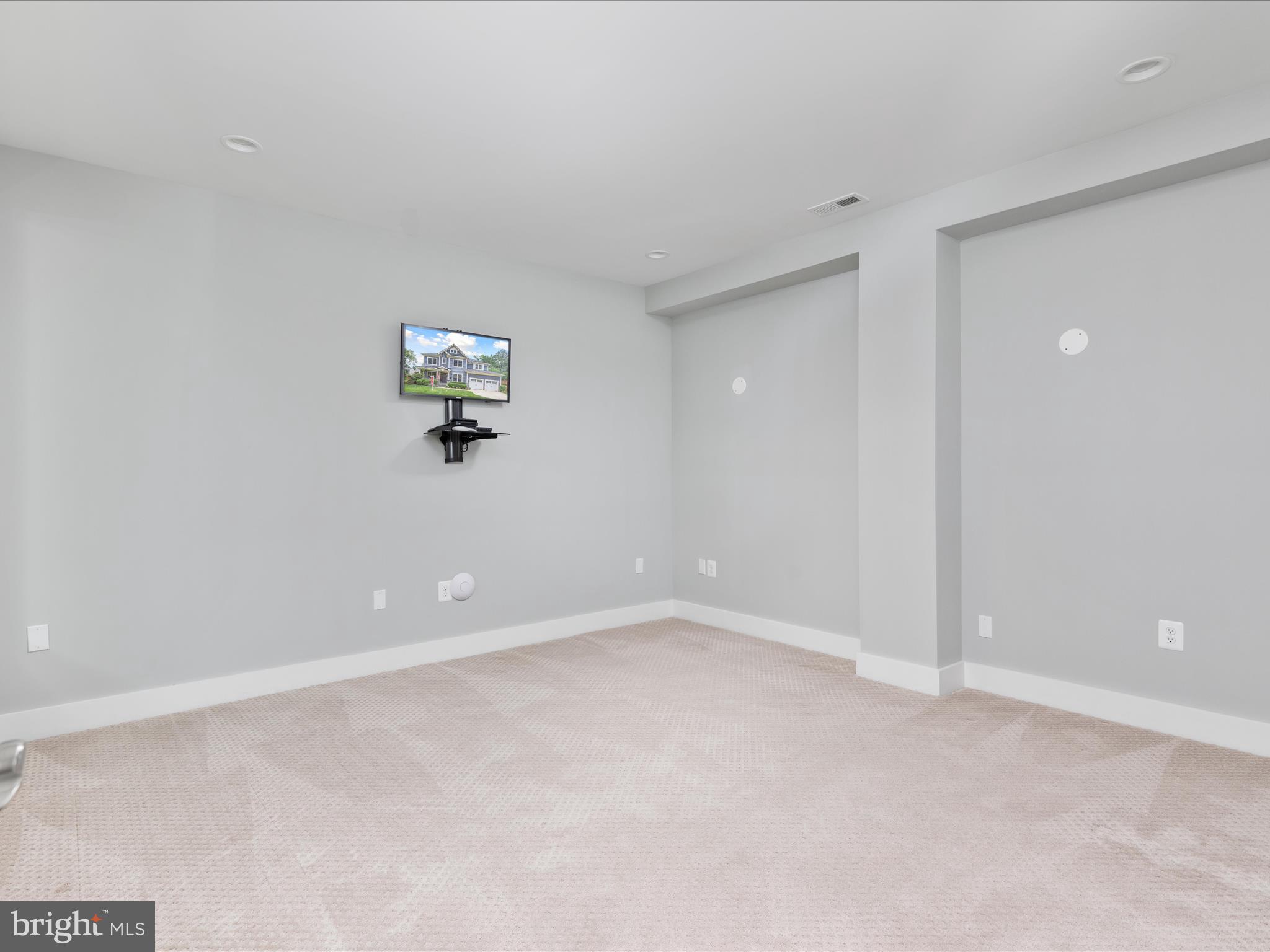 GOLF CLUB MANOR - Residential