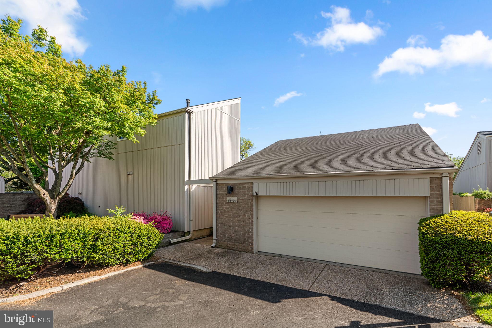 COURTS OF WHETSTONE - Residential