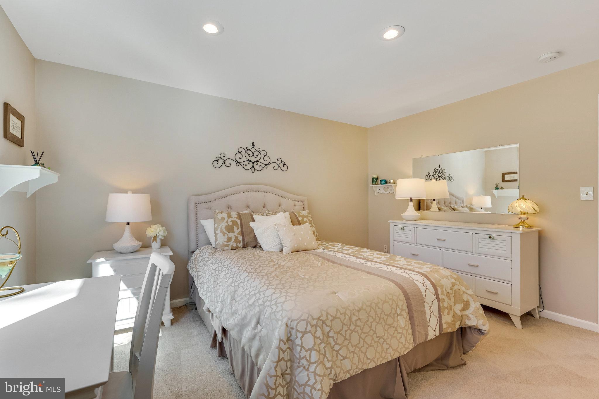 OAKTON RIDGE - Residential