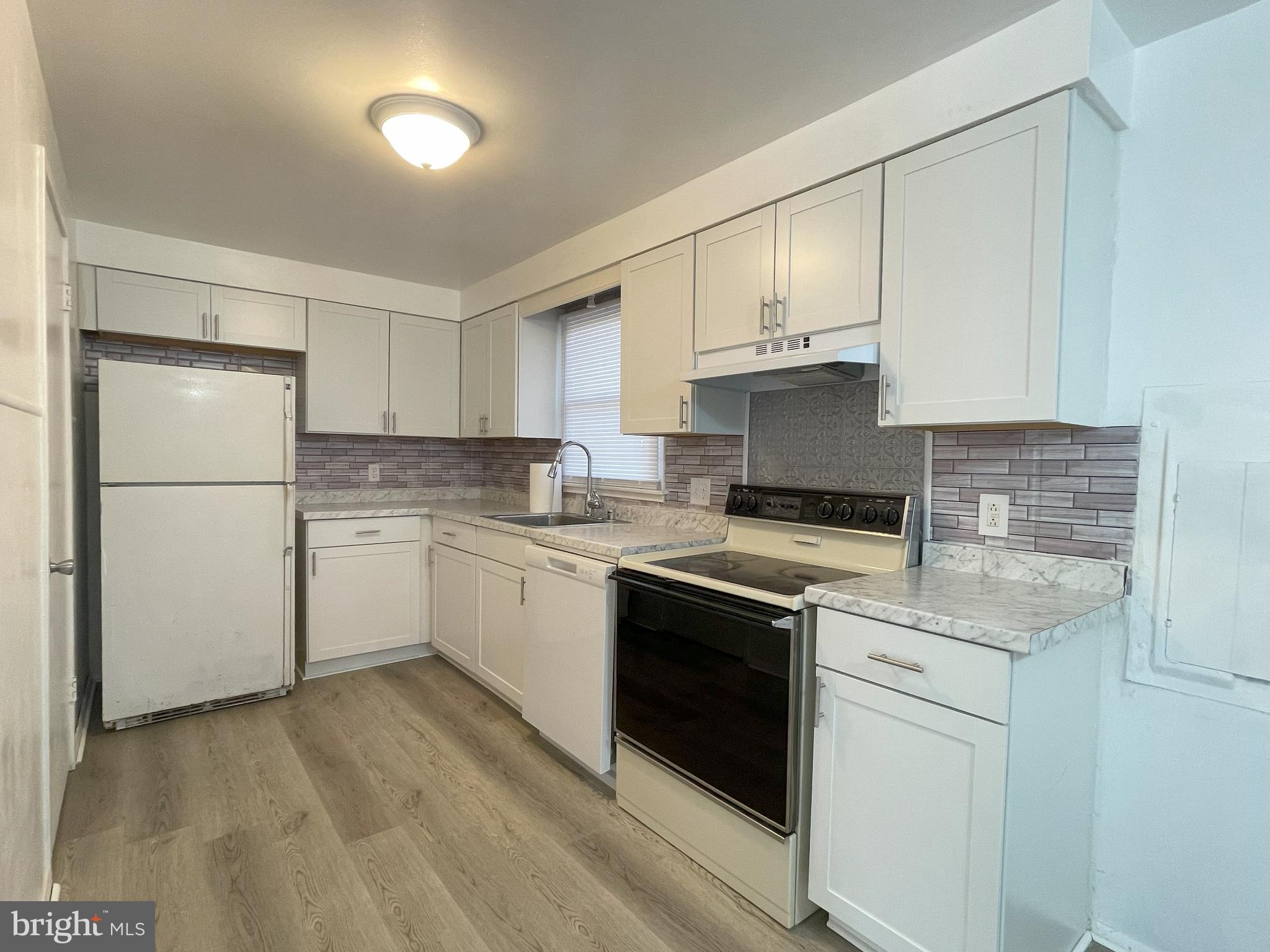 LAKESIDE - Residential Lease