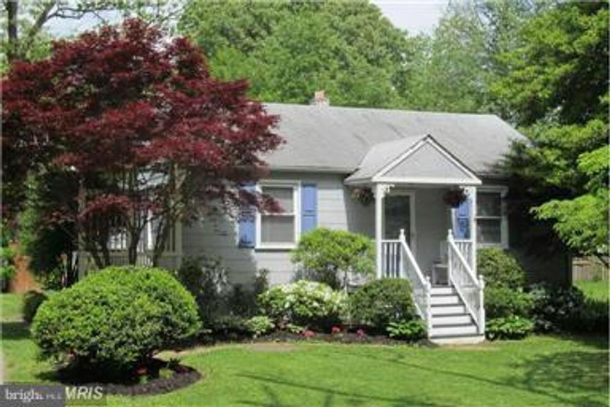 Cute home in highly desired Manhattan Beach  3 community beaches, w/water access.Wood floors,updated full bathrooms w/skylights add to natural light. 2 Master bedrooms, w/full baths,2 separate entrances offers separate living areas. Unique flexible floor plan. Gas cooking in kitchen, large private patio, basement for storage. Great Severna Park Schools and location easy access to all.