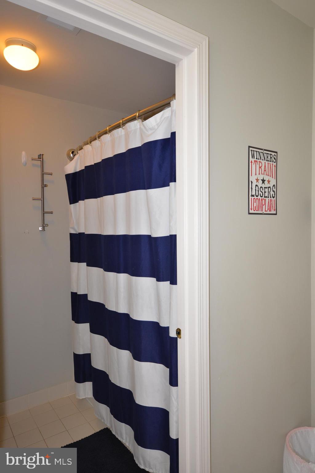 LOUDOUN VALLEY ESTATES 2 - Residential Lease