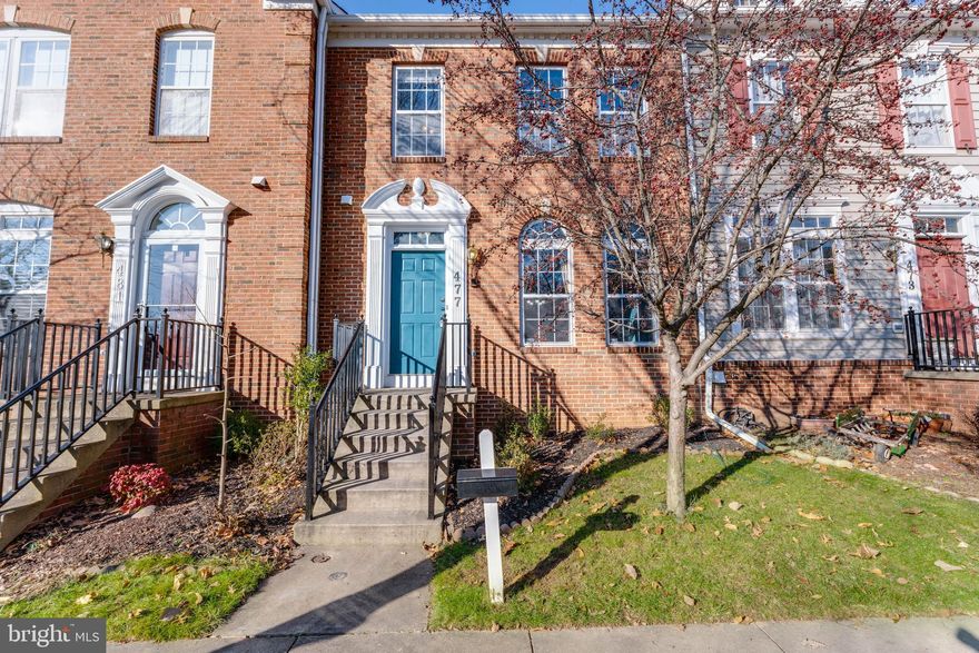 Beautiful Maintained townhouse in the sought-after Lakelands community. Hardwood floor on the entire main floor. Open kitchen, living room, and family room. The nicely decorated paint job with customized design. Beautiful deck and backyard require minimum maintenance. Extra not one but two finished rooms are in the basement can be perfect home offices. Close to signature restaurants, wholefoods, and Lake Varnuna.
Small pets are case by case.