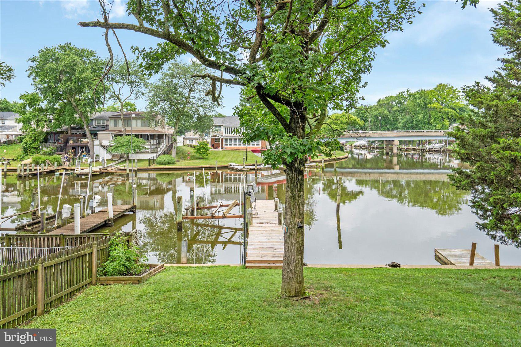 128 BREAKWATER COURT