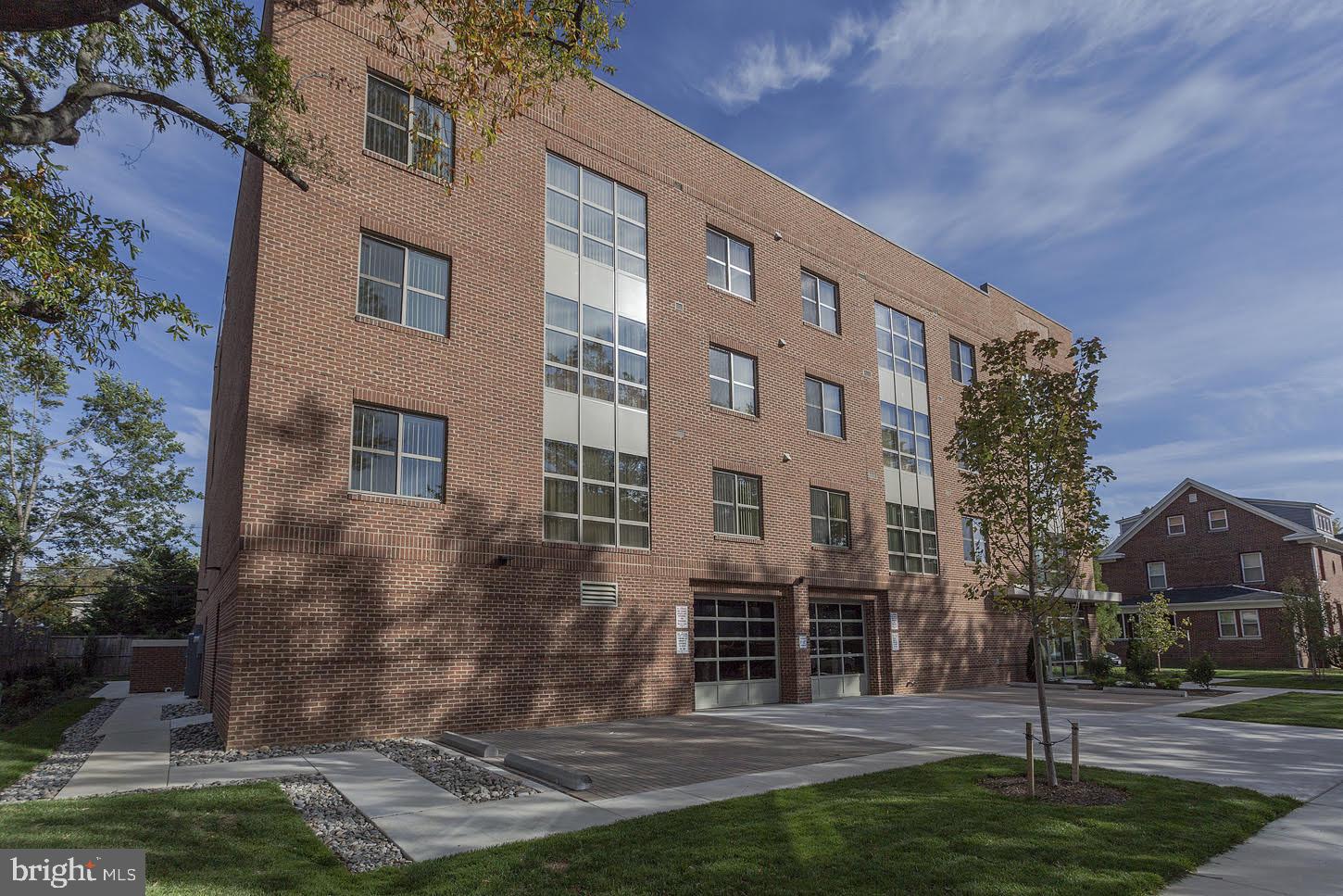 905 N JACKSON STREET 201