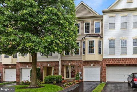 Townhouse For Rent - 412 E Oakmeade Drive<br/> WILMINGTON, DE 19810