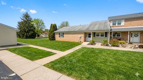 Townhouse For Sale - 49 Fair Isle Circle<br/> CHALFONT, PA 18914