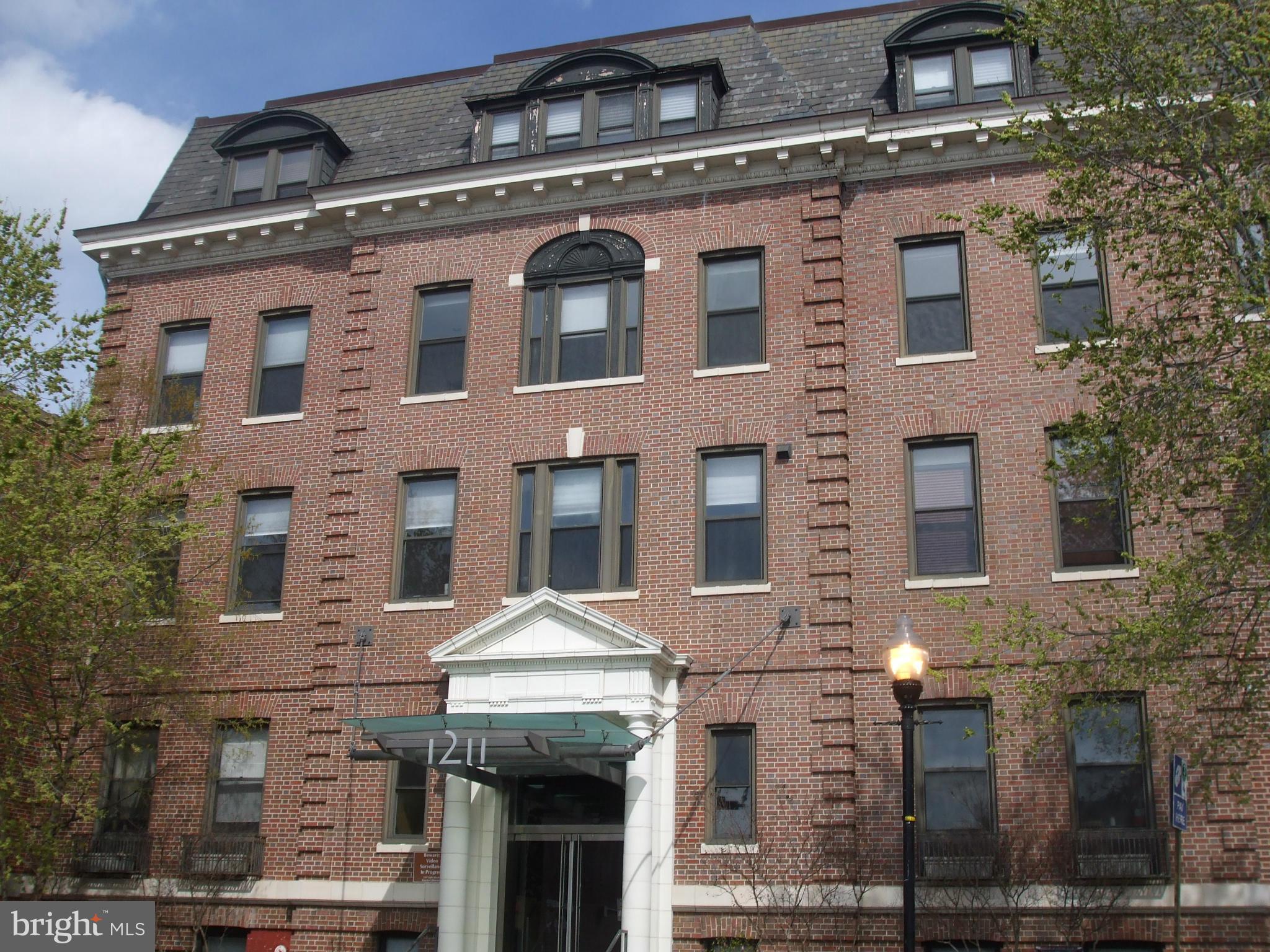 Gorgeous Federal Hill Condo. Plenty of Windows and Sunlight! This 3rd floor condo is in immaculate condition. Large bedroom with desk space, stainless steel appliances, stackable washer/dryer, granite counters, large living room. Building amenities: secure building, exercise room, lounge area w/TV, rooftop deck, storage area, basketball court. Easy access to 95, 295 and Inner Harbor.