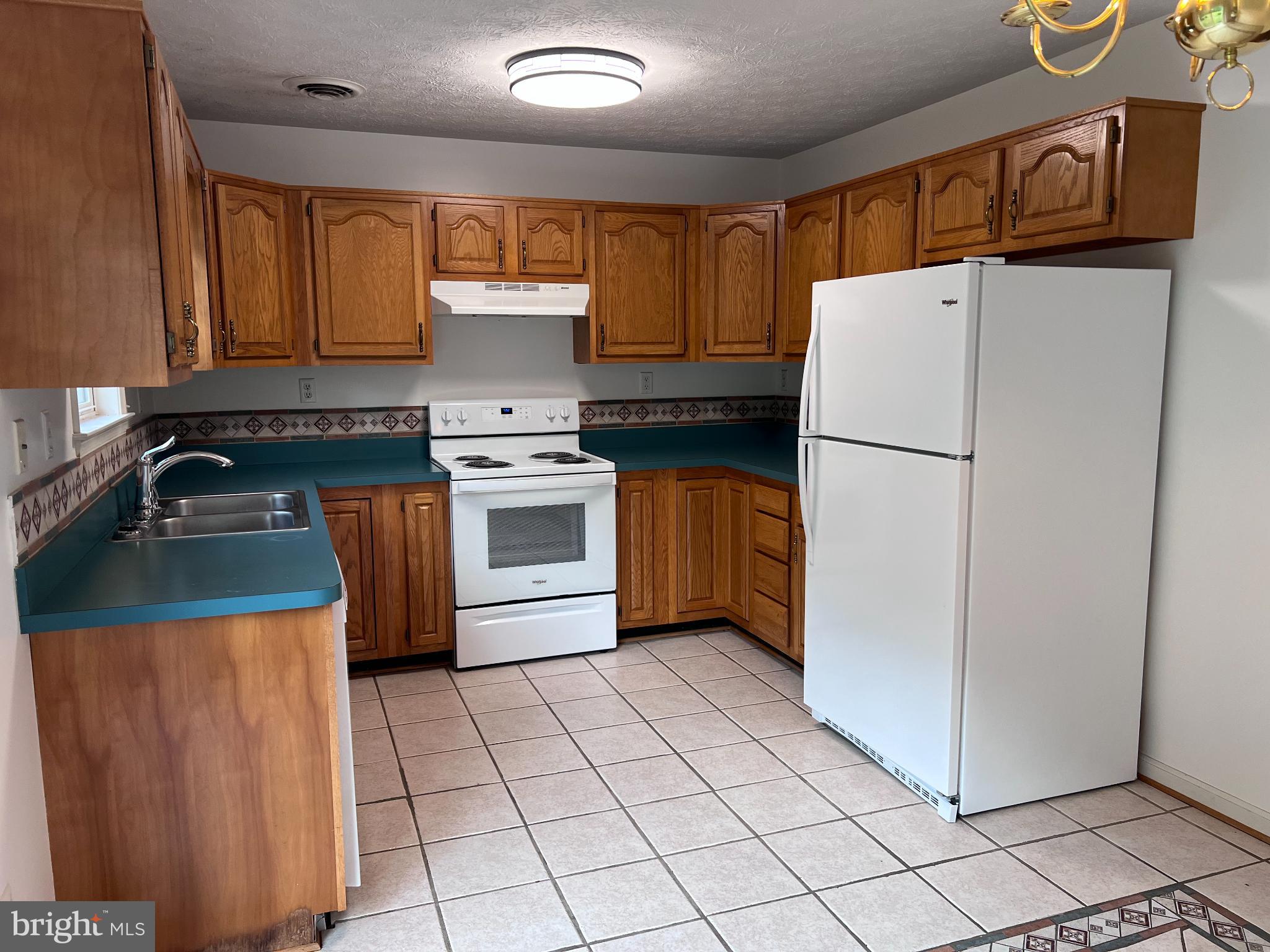 HILLVIEW - Residential Lease