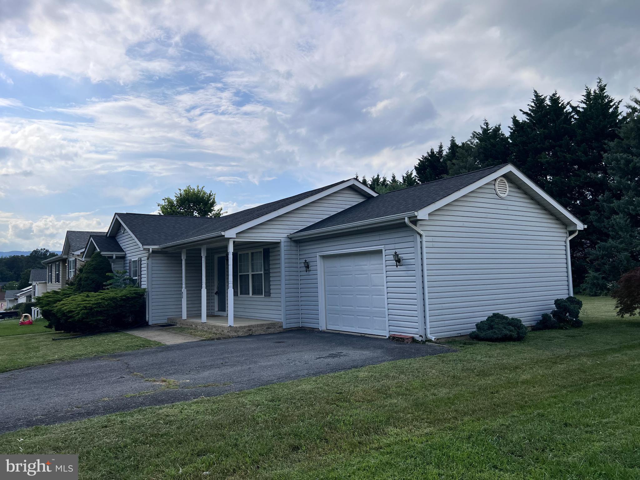 HILLVIEW - Residential Lease