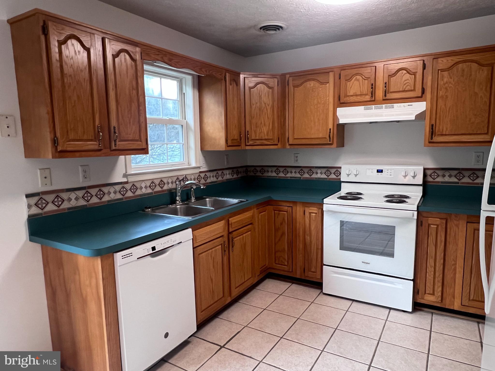 HILLVIEW - Residential Lease