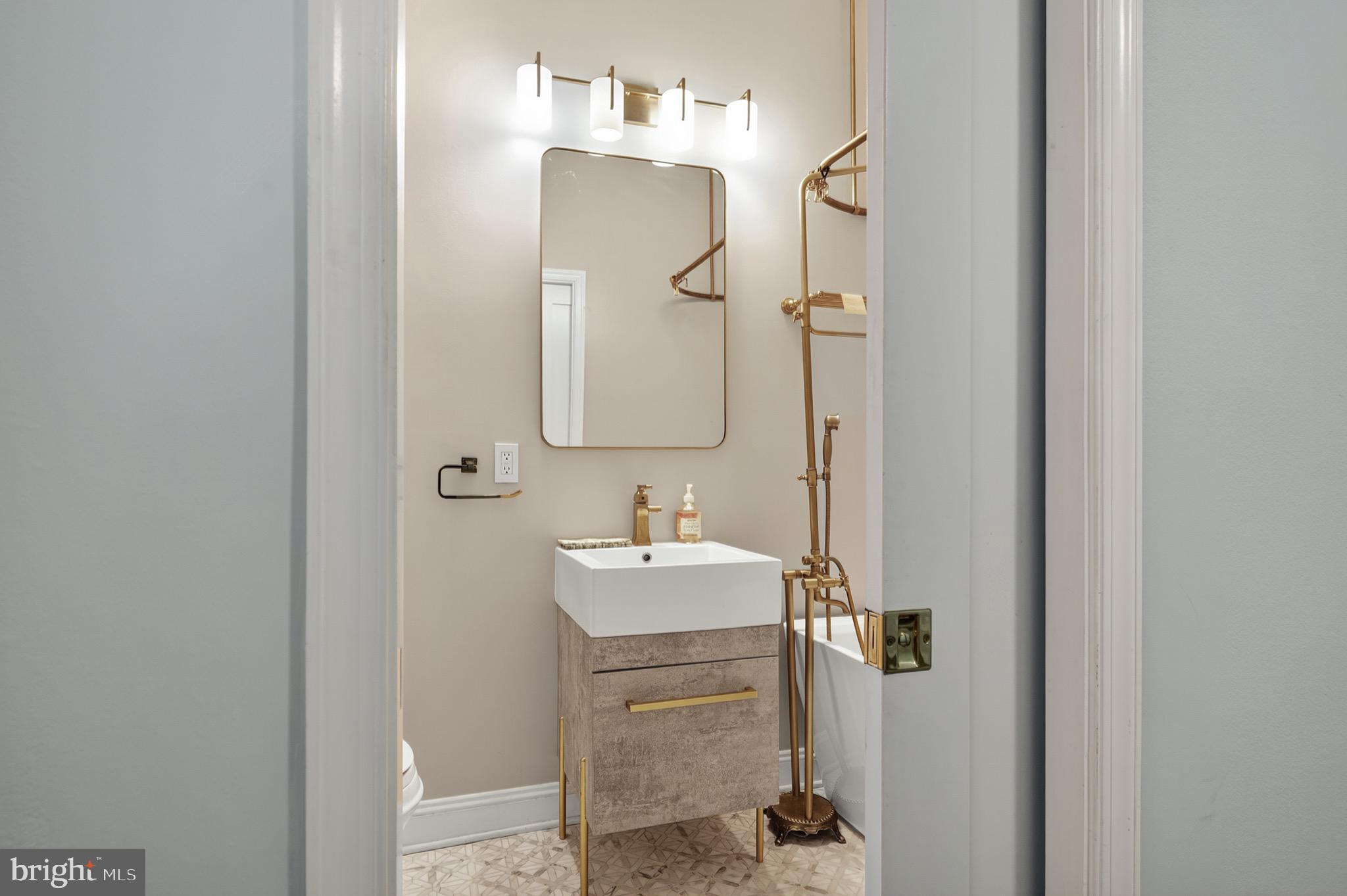 OLD TOWN ALEXANDRIA - Residential Lease