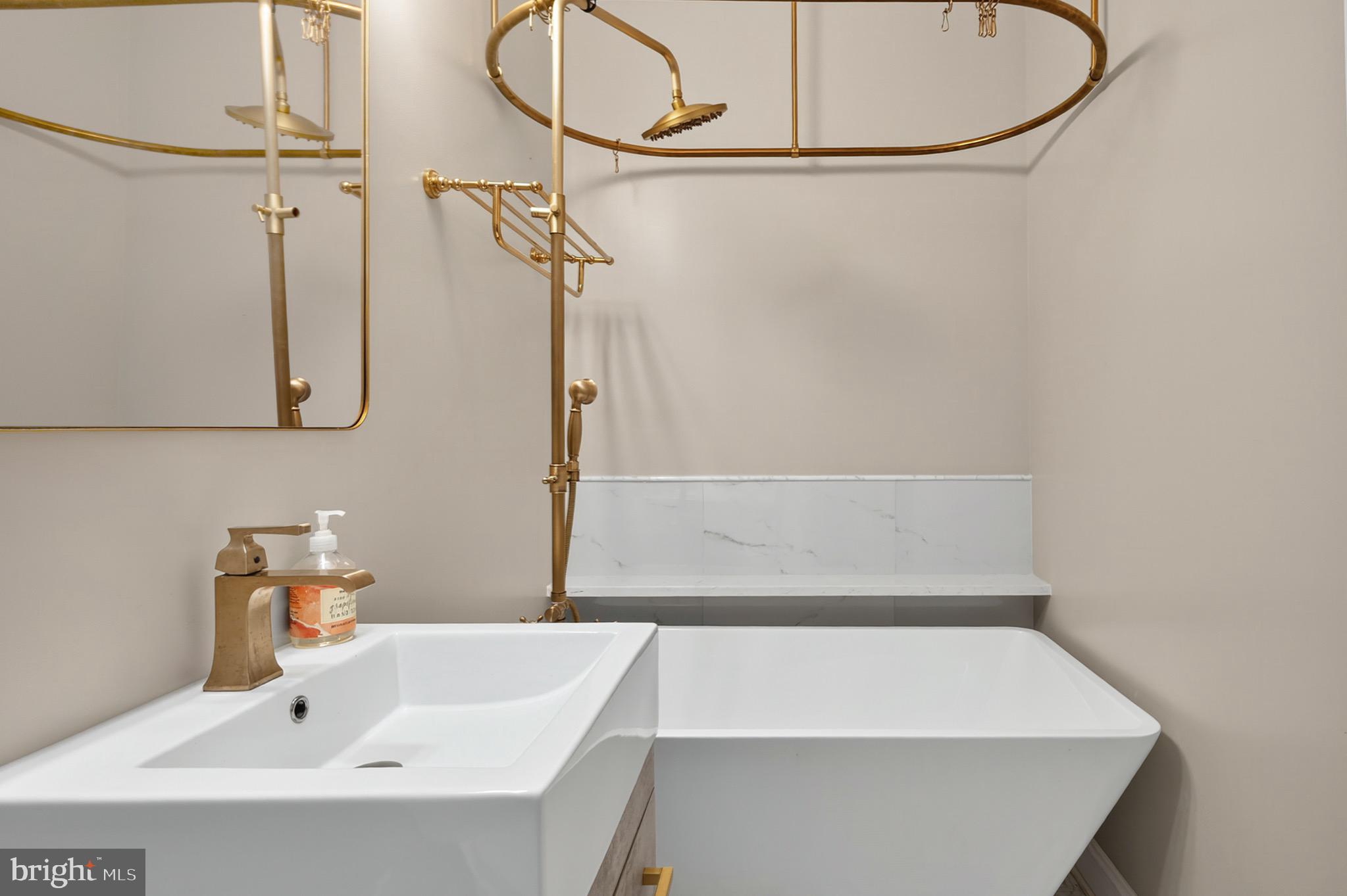 OLD TOWN ALEXANDRIA - Residential Lease