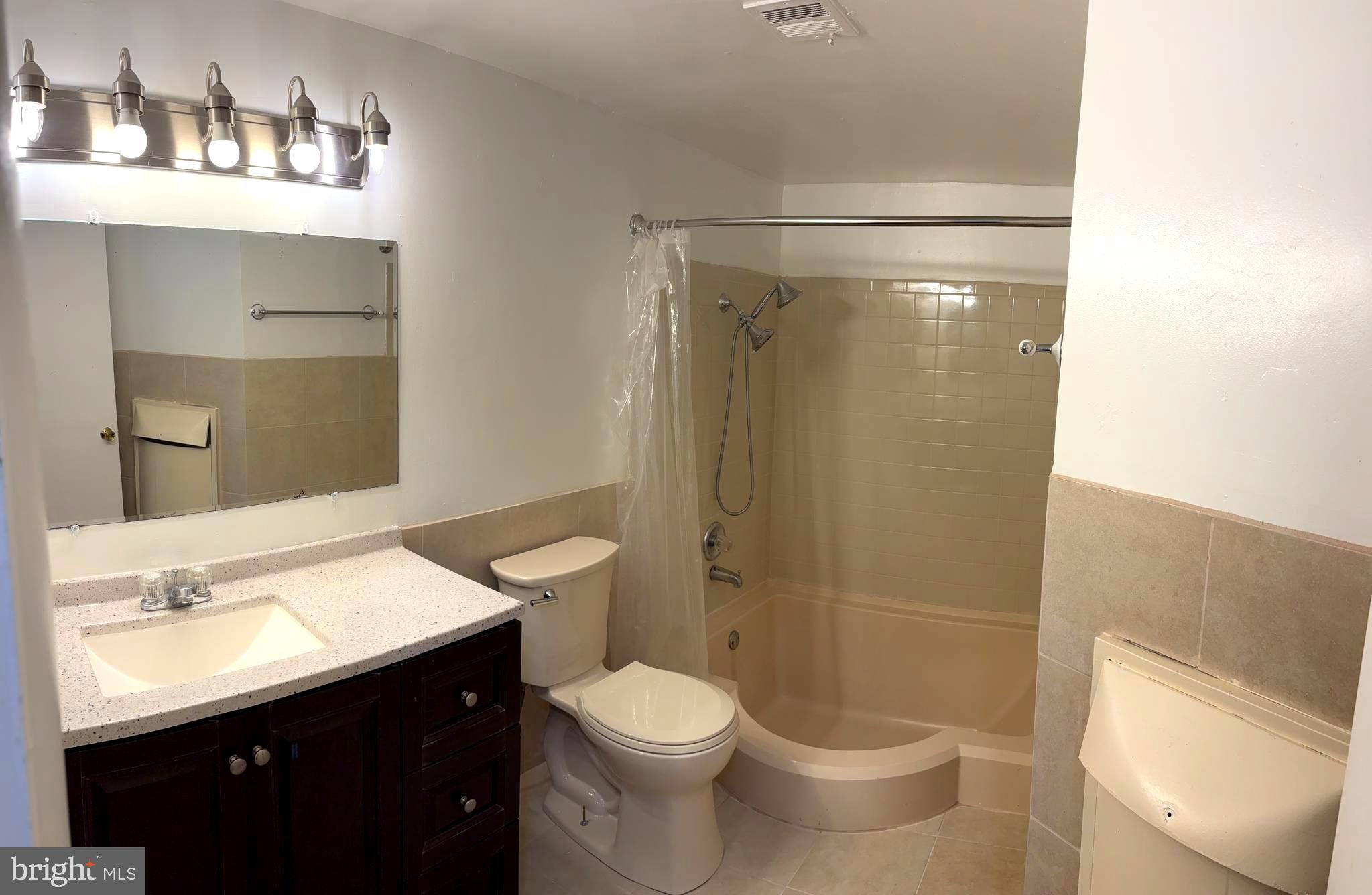 HUNTLEY SQUARE CONDOMINIUMS - Residential