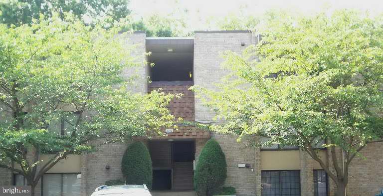 HUNTLEY SQUARE CONDOMINIUMS - Residential