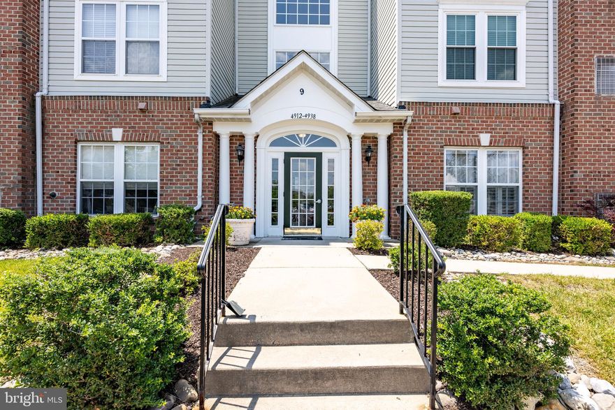 Come see this rarely available penthouse with a loft. This penthouse condo offers the perfect blend of luxury, space, and versatility.  Soaring vaulted ceilings create an open and airy atmosphere, filling the recreation space with natural light. Separate dining room offers additional space for entertaining or everyday meals, and it opens up to a private balcony for morning coffee.
The spacious master bedroom features a generous walk-in closet and ample storage. The second bedroom is equally well-sized. Upstairs, an extra-large loft with ample storage space is ideal for a home office, second living area, or extra bedroom. The building includes an elevator for ease and convenience. Located in a well-maintained community. Don't miss your opportunity.