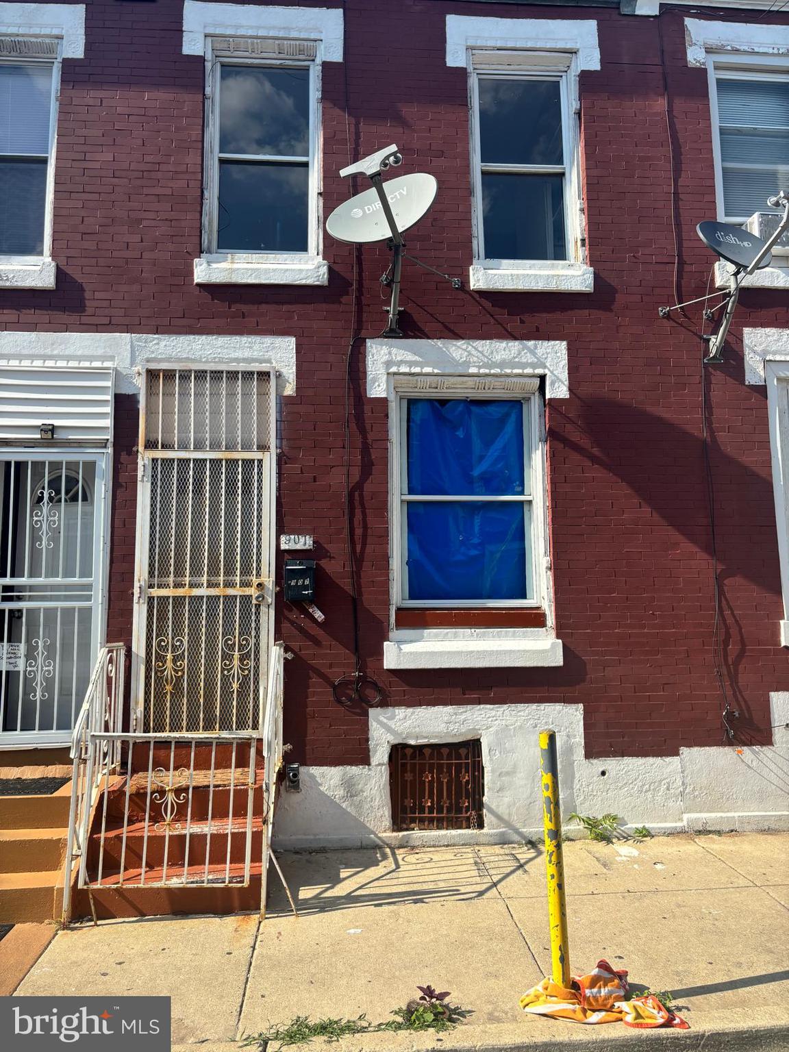 PRICE REDUCTION!!Attention Investors! 🚧 Unlock the potential of this 2-bedroom, 1-bathroom home located in Upcoming Fairhill neighborhood. This property offers an excellent opportunity for renovation and value appreciation 💵 . This home is in need of some 👷♂️ TLC—perfect for buyers looking to customize a space 🎇 . Renovations are required in key areas such as the kitchen, ceiling, yard, flooring, giving you the chance to craft a modern, charming home 🏡 This is an ideal investment for those looking to capitalize on the area's ongoing development 🫰🤑 . Don't miss this chance to invest in a prime location with great potential! Schedule your showing today! 🗒️Come take a look and bring your offer — this one won’t last long! 💵