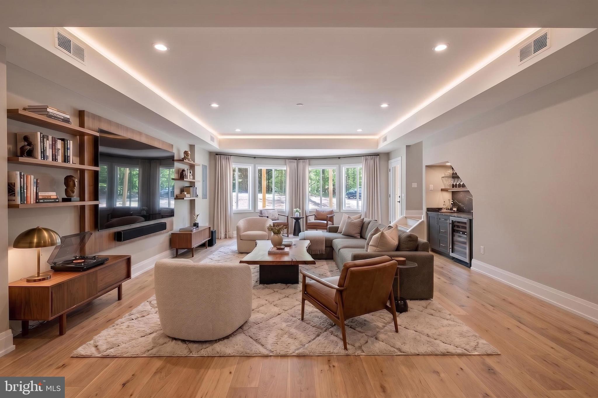 LAKE FRONT ROYAL - Residential
